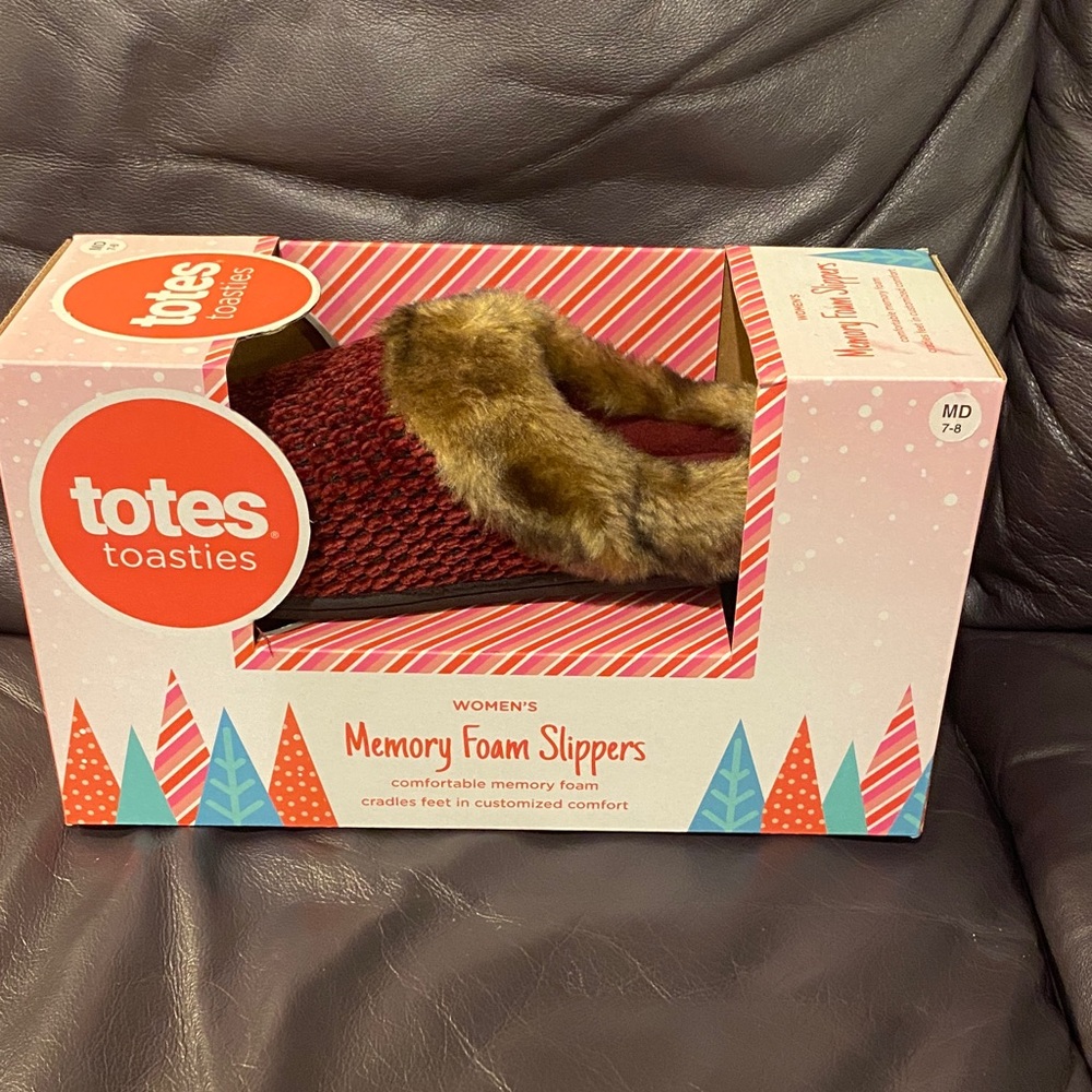 Totes Toasties Burgandy Slippers with Faux Fur
